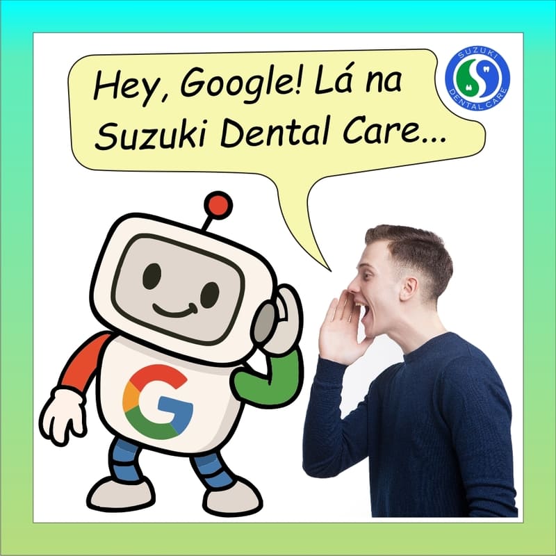 Um robozinho representando o Google, com uma letra "G" no peito, com as cores do Google (vermelho, laranja, verde e azul), com uma mão na orelha, ouvindo o que um rapaz lhe diz sobre a Suzuki Dental Care. O rapaz por sua vez está com a mão em concha, ao lado da boca, para que sua voz seja direcionada para a orelha do robozinho, como quem relata ao pé do ouvido (do robozinho) sua avaliação sobre a Suzuki Dental Care, e ambos com boa expressão, por ser uma avaliação positiva.