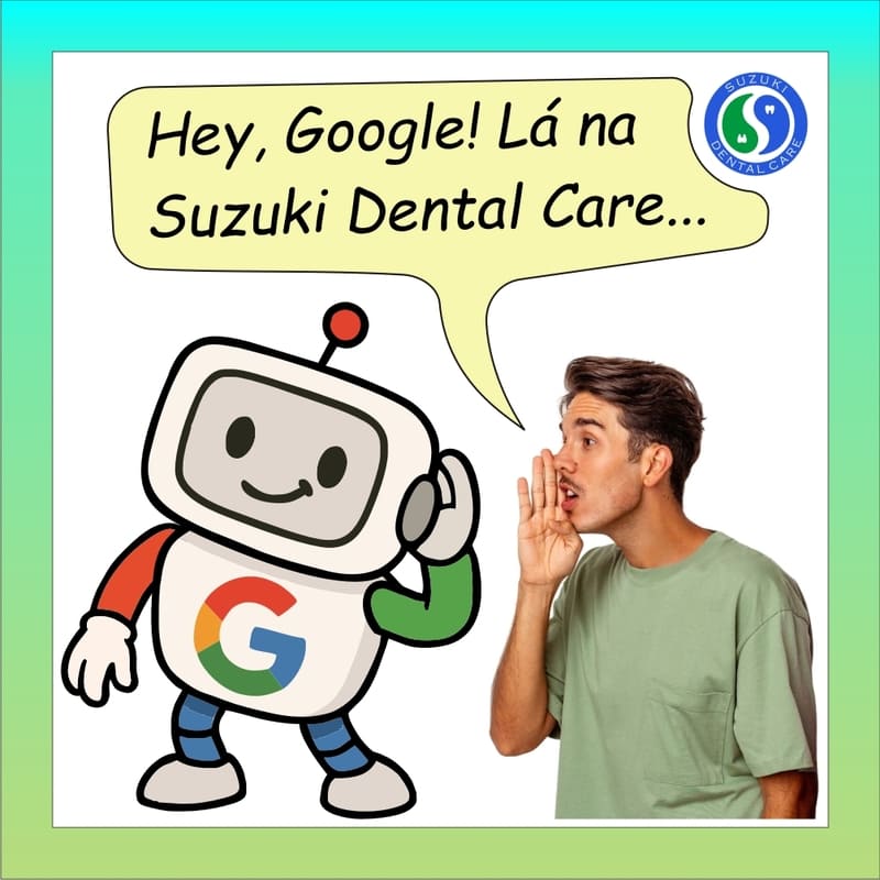 Um robozinho representando o Google, com uma letra "G" no peito, com as cores do Google (vermelho, laranja, verde e azul), com uma mão na orelha, ouvindo o que um rapaz lhe diz sobre a Suzuki Dental Care. O rapaz por sua vez está com a mão em concha, ao lado da boca, para que sua voz seja direcionada para a orelha do robozinho, como quem relata ao pé do ouvido (do robozinho) sua avaliação sobre a Suzuki Dental Care, e ambos com boa expressão, por ser uma avaliação positiva.