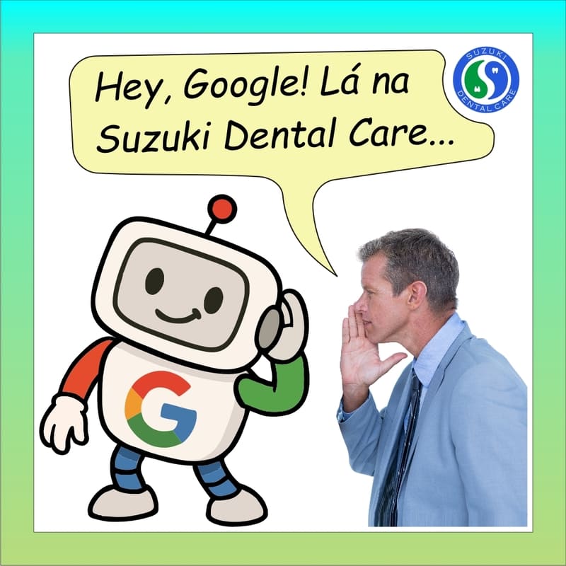 Um robozinho representando o Google, com uma letra "G" no peito, com as cores do Google (vermelho, laranja, verde e azul), com uma mão na orelha, ouvindo o que um rapaz lhe diz sobre a Suzuki Dental Care. O rapaz por sua vez está com a mão em concha, ao lado da boca, para que sua voz seja direcionada para a orelha do robozinho, como quem relata ao pé do ouvido (do robozinho) sua avaliação sobre a Suzuki Dental Care, e ambos com boa expressão, por ser uma avaliação positiva.