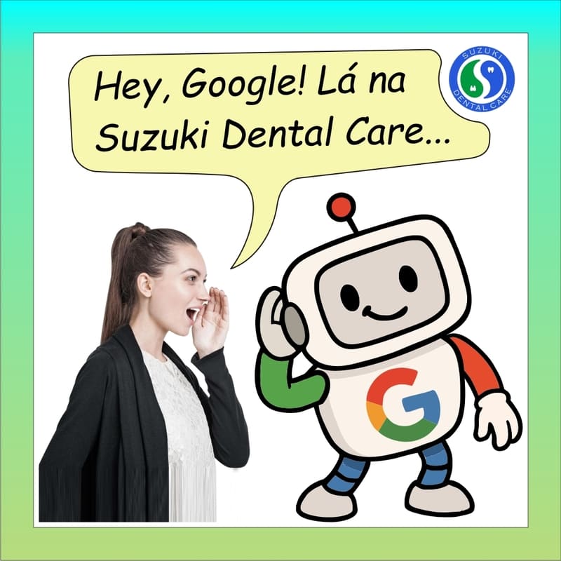 Um robozinho representando o Google, com uma letra "G" no peito, com as cores do Google (vermelho, laranja, verde e azul), com uma mão na orelha, ouvindo o que uma moça lhe diz sobre a Suzuki Dental Care. A moça por sua vez está com a mão em concha, ao lado da boca, para que sua voz seja direcionada para a orelha do robozinho, como quem relata ao pé do ouvido (do robozinho) sua avaliação sobre a Suzuki Dental Care, e ambos com boa expressão, por ser uma avaliação positiva.