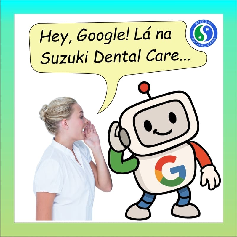Um robozinho representando o Google, com uma letra "G" no peito, com as cores do Google (vermelho, laranja, verde e azul), com uma mão na orelha, ouvindo o que uma moça lhe diz sobre a Suzuki Dental Care. A moça por sua vez está com a mão em concha, ao lado da boca, para que sua voz seja direcionada para a orelha do robozinho, como quem relata ao pé do ouvido (do robozinho) sua avaliação sobre a Suzuki Dental Care, e ambos com boa expressão, por ser uma avaliação positiva.