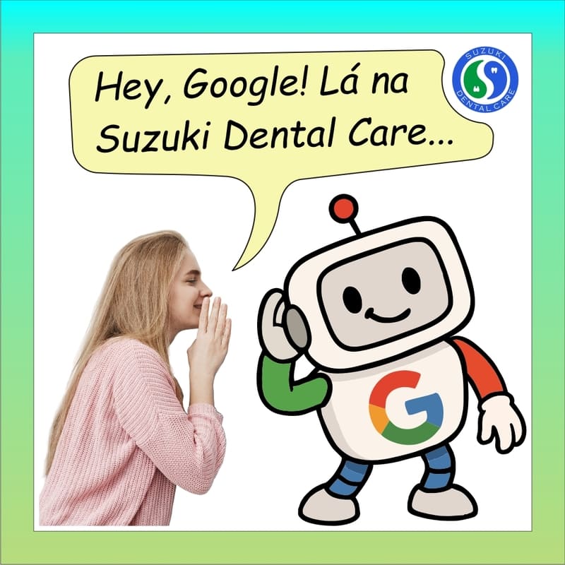Um robozinho representando o Google, com uma letra "G" no peito, com as cores do Google (vermelho, laranja, verde e azul), com uma mão na orelha, ouvindo o que uma moça lhe diz sobre a Suzuki Dental Care. A moça por sua vez está com a mão em concha, ao lado da boca, para que sua voz seja direcionada para a orelha do robozinho, como quem relata ao pé do ouvido (do robozinho) sua avaliação sobre a Suzuki Dental Care, e ambos com boa expressão, por ser uma avaliação positiva.