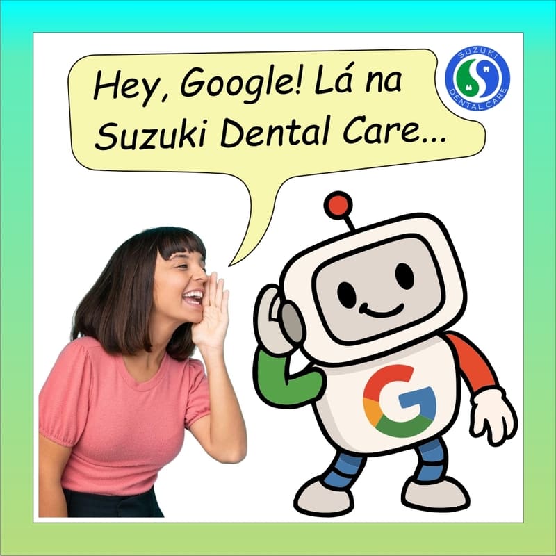 Um robozinho representando o Google, com uma letra "G" no peito, com as cores do Google (vermelho, laranja, verde e azul), com uma mão na orelha, ouvindo o que uma moça lhe diz sobre a Suzuki Dental Care. A moça por sua vez está com a mão em concha, ao lado da boca, para que sua voz seja direcionada para a orelha do robozinho, como quem relata ao pé do ouvido (do robozinho) sua avaliação sobre a Suzuki Dental Care, e ambos com boa expressão, por ser uma avaliação positiva.