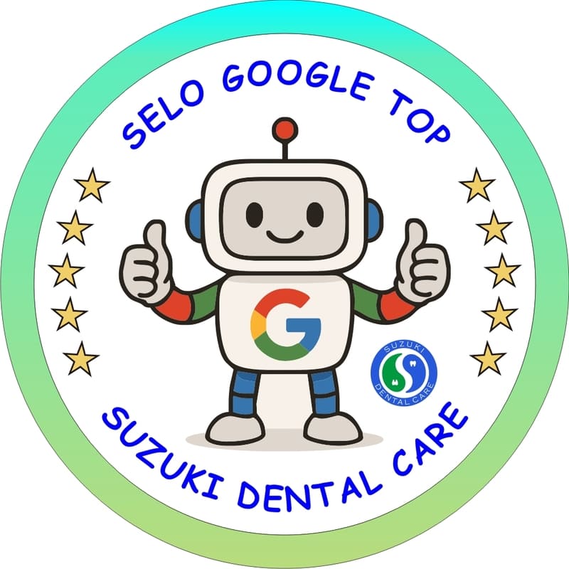 Um círculo com contorne externo em verde e azul, como se fosse um carimbo de aprovação, do Google. Dentro dele um robozinho representando o Google, com as duas mãos levantadas e com os dedos em sinal de positivo, dando sua aprovação, e escrito de forma circular em volta do robozinho, os dizeres "Selo Google Top, Suzuki Dental Care e cinco estrelas amarelo ouro".