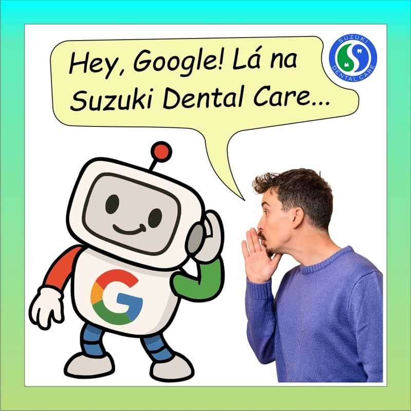Um robozinho representando o Google, com uma letra "G" no peito, com as cores do Google (vermelho, laranja, verde e azul), com uma mão na orelha, ouvindo o que um rapaz lhe diz sobre a Suzuki Dental Care. O rapaz por sua vez está com a mão em concha, ao lado da boca, para que sua voz seja direcionada para a orelha do robozinho, como quem relata ao pé do ouvido (do robozinho) sua avaliação sobre a Suzuki Dental Care, e ambos com boa expressão, por ser uma avaliação positiva.