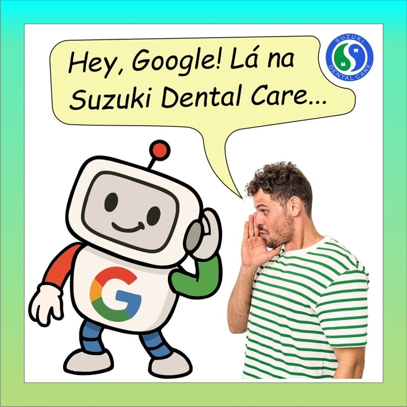 Um robozinho representando o Google, com uma letra "G" no peito, com as cores do Google (vermelho, laranja, verde e azul), com uma mão na orelha, ouvindo o que um rapaz lhe diz sobre a Suzuki Dental Care. O rapaz por sua vez está com a mão em concha, ao lado da boca, para que sua voz seja direcionada para a orelha do robozinho, como quem relata ao pé do ouvido (do robozinho) sua avaliação sobre a Suzuki Dental Care, e ambos com boa expressão, por ser uma avaliação positiva.