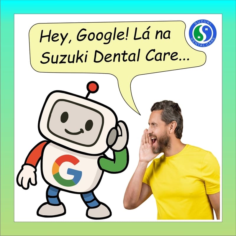 Um robozinho representando o Google, com uma letra "G" no peito, com as cores do Google (vermelho, laranja, verde e azul), com uma mão na orelha, ouvindo o que um rapaz lhe diz sobre a Suzuki Dental Care. O rapaz por sua vez está com a mão em concha, ao lado da boca, para que sua voz seja direcionada para a orelha do robozinho, como quem relata ao pé do ouvido (do robozinho) sua avaliação sobre a Suzuki Dental Care, e ambos com boa expressão, por ser uma avaliação positiva.