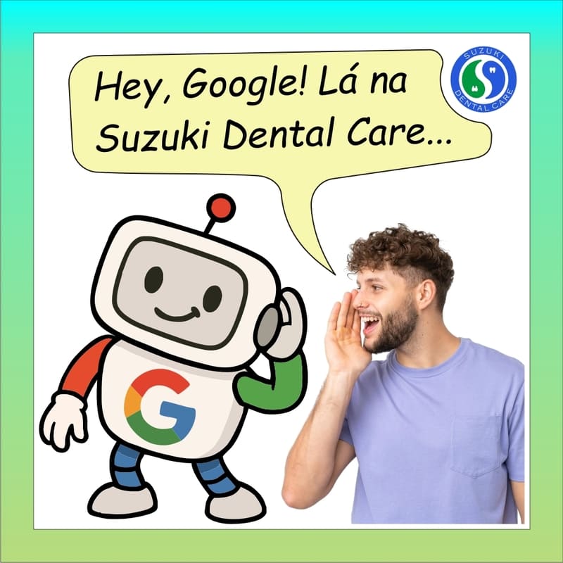 Um robozinho representando o Google, com uma letra "G" no peito, com as cores do Google (vermelho, laranja, verde e azul), com uma mão na orelha, ouvindo o que um rapaz lhe diz sobre a Suzuki Dental Care. O rapaz por sua vez está com a mão em concha, ao lado da boca, para que sua voz seja direcionada para a orelha do robozinho, como quem relata ao pé do ouvido (do robozinho) sua avaliação sobre a Suzuki Dental Care, e ambos com boa expressão, por ser uma avaliação positiva.