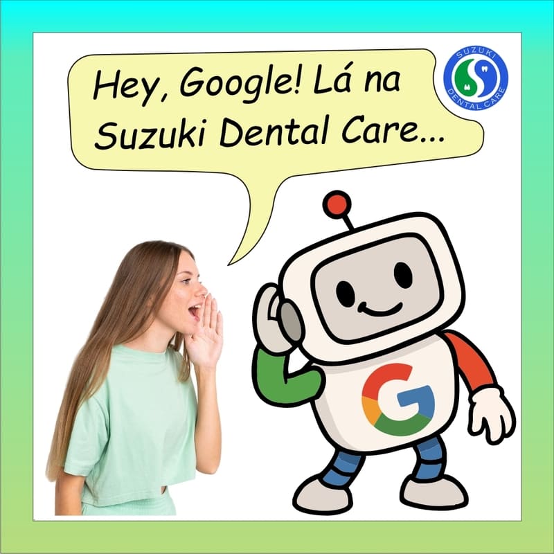 Um robozinho representando o Google, com uma letra "G" no peito, com as cores do Google (vermelho, laranja, verde e azul), com uma mão na orelha, ouvindo o que uma moça lhe diz sobre a Suzuki Dental Care. A moça por sua vez está com a mão em concha, ao lado da boca, para que sua voz seja direcionada para a orelha do robozinho, como quem relata ao pé do ouvido (do robozinho) sua avaliação sobre a Suzuki Dental Care, e ambos com boa expressão, por ser uma avaliação positiva.