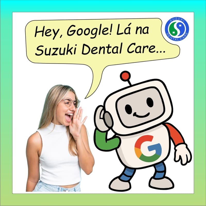 Um robozinho representando o Google, com uma letra "G" no peito, com as cores do Google (vermelho, laranja, verde e azul), com uma mão na orelha, ouvindo o que uma moça lhe diz sobre a Suzuki Dental Care. A moça por sua vez está com a mão em concha, ao lado da boca, para que sua voz seja direcionada para a orelha do robozinho, como quem relata ao pé do ouvido (do robozinho) sua avaliação sobre a Suzuki Dental Care, e ambos com boa expressão, por ser uma avaliação positiva.