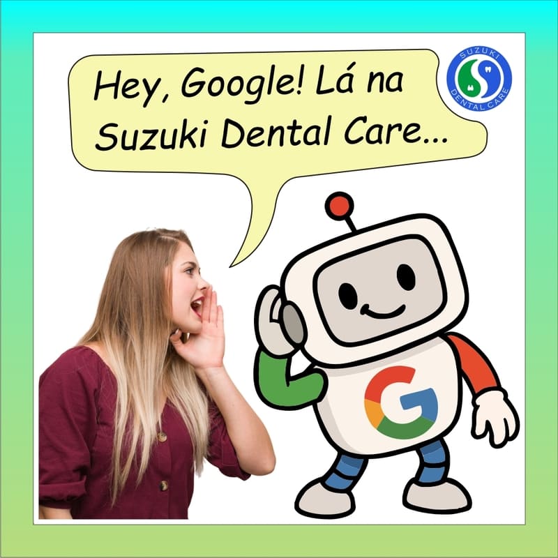 Um robozinho representando o Google, com uma letra "G" no peito, com as cores do Google (vermelho, laranja, verde e azul), com uma mão na orelha, ouvindo o que uma moça lhe diz sobre a Suzuki Dental Care. A moça por sua vez está com a mão em concha, ao lado da boca, para que sua voz seja direcionada para a orelha do robozinho, como quem relata ao pé do ouvido (do robozinho) sua avaliação sobre a Suzuki Dental Care, e ambos com boa expressão, por ser uma avaliação positiva.