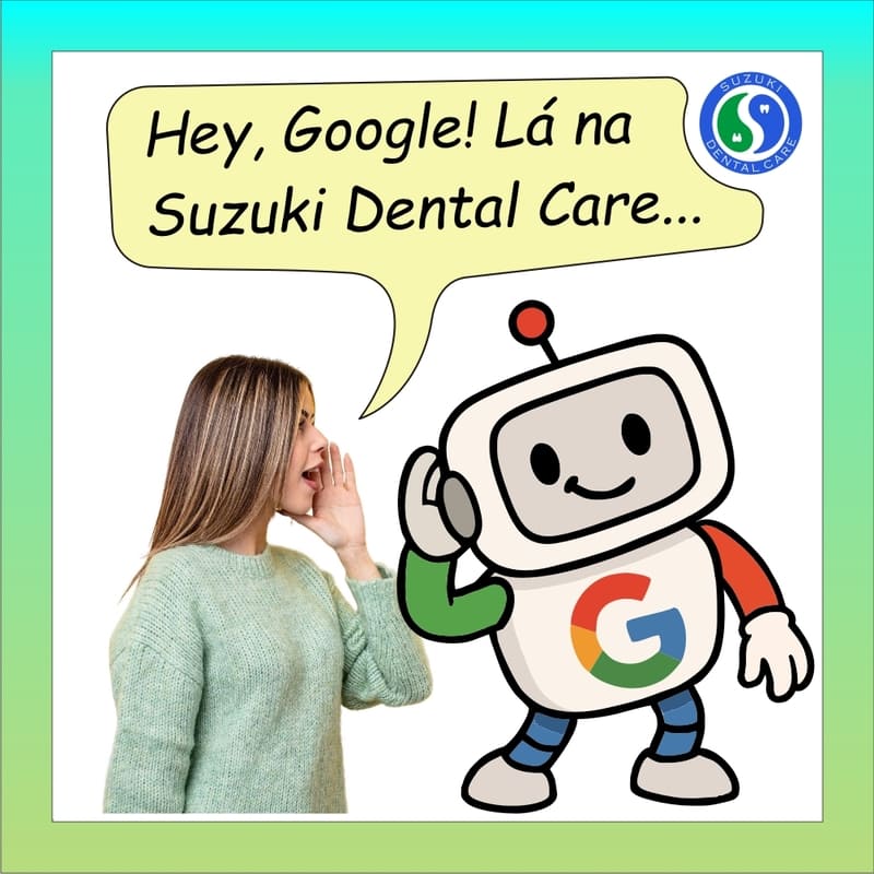 Um robozinho representando o Google, com uma letra "G" no peito, com as cores do Google (vermelho, laranja, verde e azul), com uma mão na orelha, ouvindo o que uma moça lhe diz sobre a Suzuki Dental Care. A moça por sua vez está com a mão em concha, ao lado da boca, para que sua voz seja direcionada para a orelha do robozinho, como quem relata ao pé do ouvido (do robozinho) sua avaliação sobre a Suzuki Dental Care, e ambos com boa expressão, por ser uma avaliação positiva.