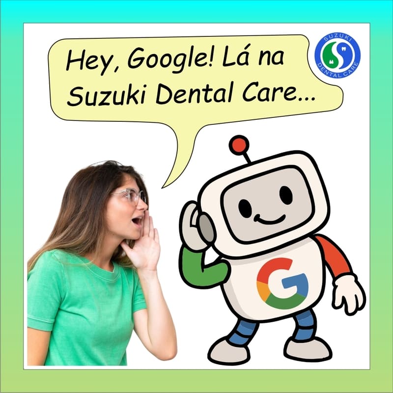 Um robozinho representando o Google, com uma letra "G" no peito, com as cores do Google (vermelho, laranja, verde e azul), com uma mão na orelha, ouvindo o que uma moça lhe diz sobre a Suzuki Dental Care. A moça por sua vez está com a mão em concha, ao lado da boca, para que sua voz seja direcionada para a orelha do robozinho, como quem relata ao pé do ouvido (do robozinho) sua avaliação sobre a Suzuki Dental Care, e ambos com boa expressão, por ser uma avaliação positiva.