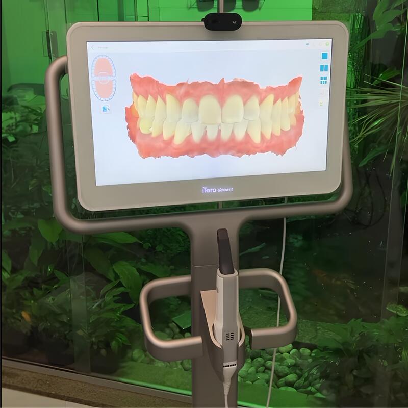 Imagem em uma tela, do aparelho iTero, que faz o escaneamento da parte interna da boca dos pacientes odontológico, detectando com alta precisão os detalhes dos tratamentos necessários, em um consultório, e com plantas ao fundo.