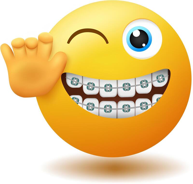Um boneco smile sorrindo, tendo aparelho nos dentes.